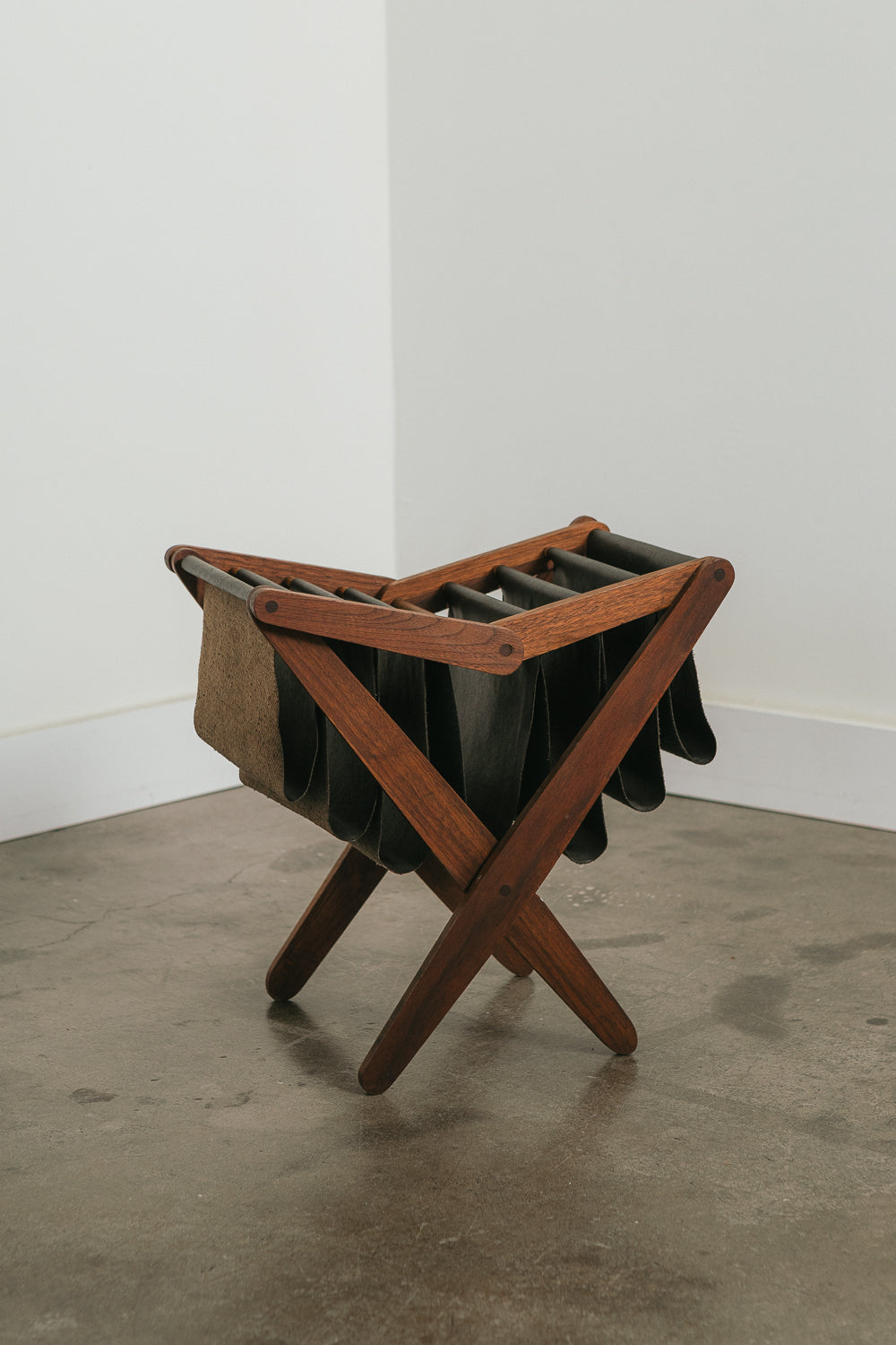 Expandable Magazine Stand