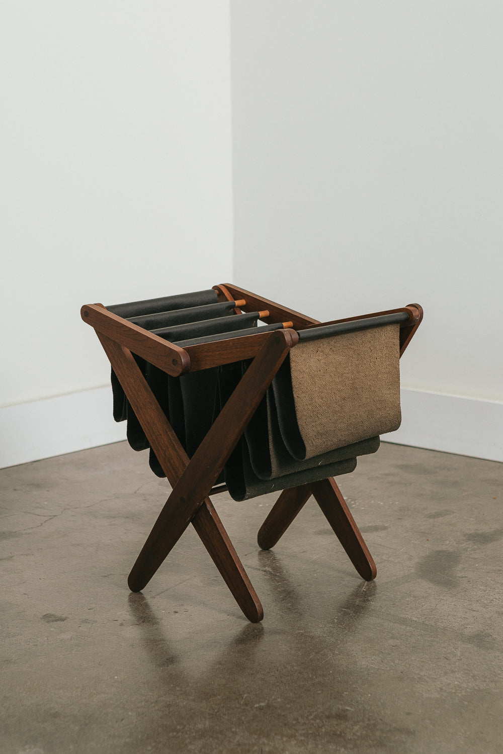 Expandable Magazine Stand