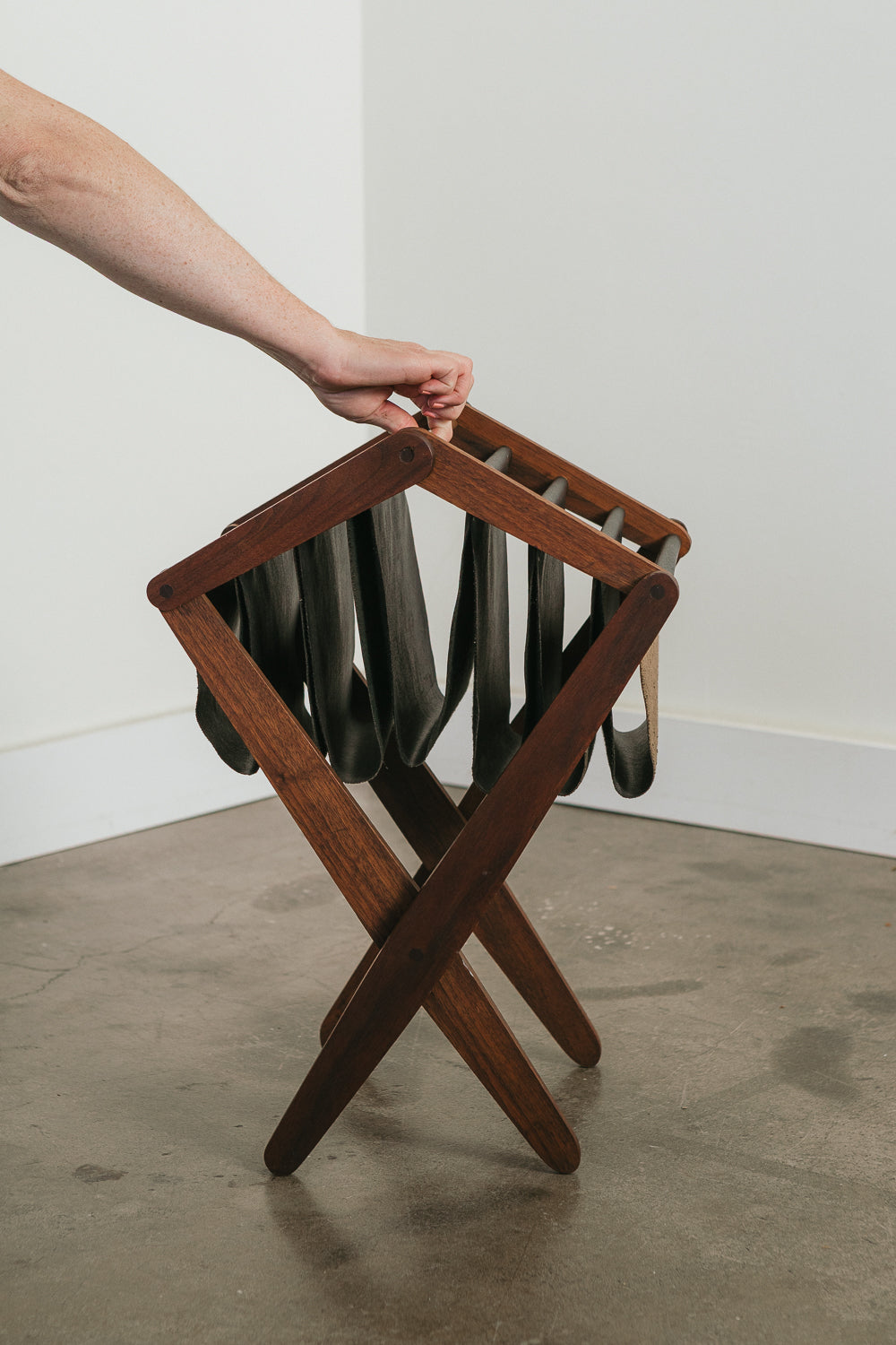 Expandable Magazine Stand