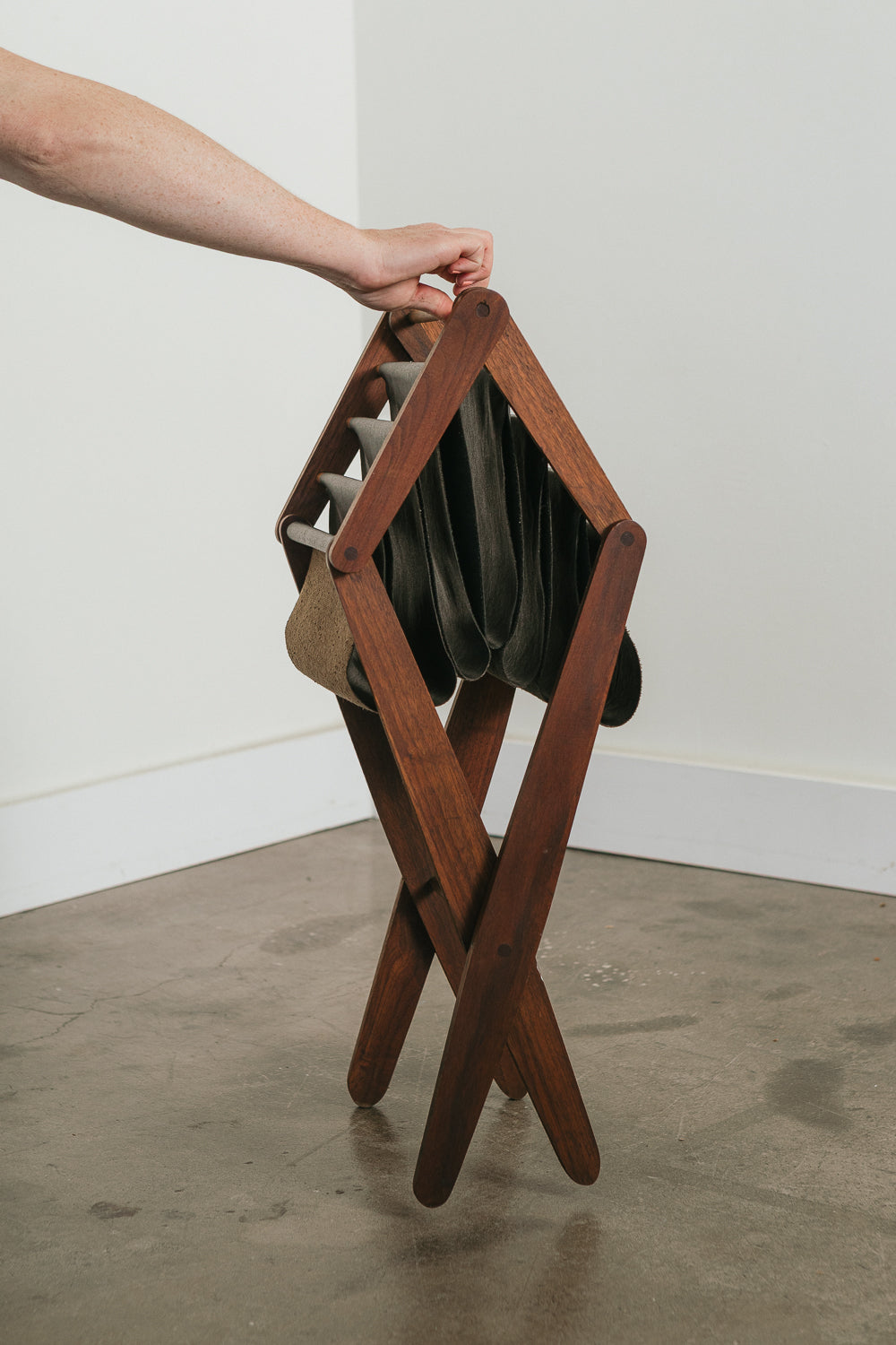 Expandable Magazine Stand