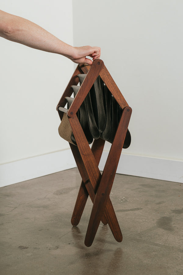 Expandable Magazine Stand