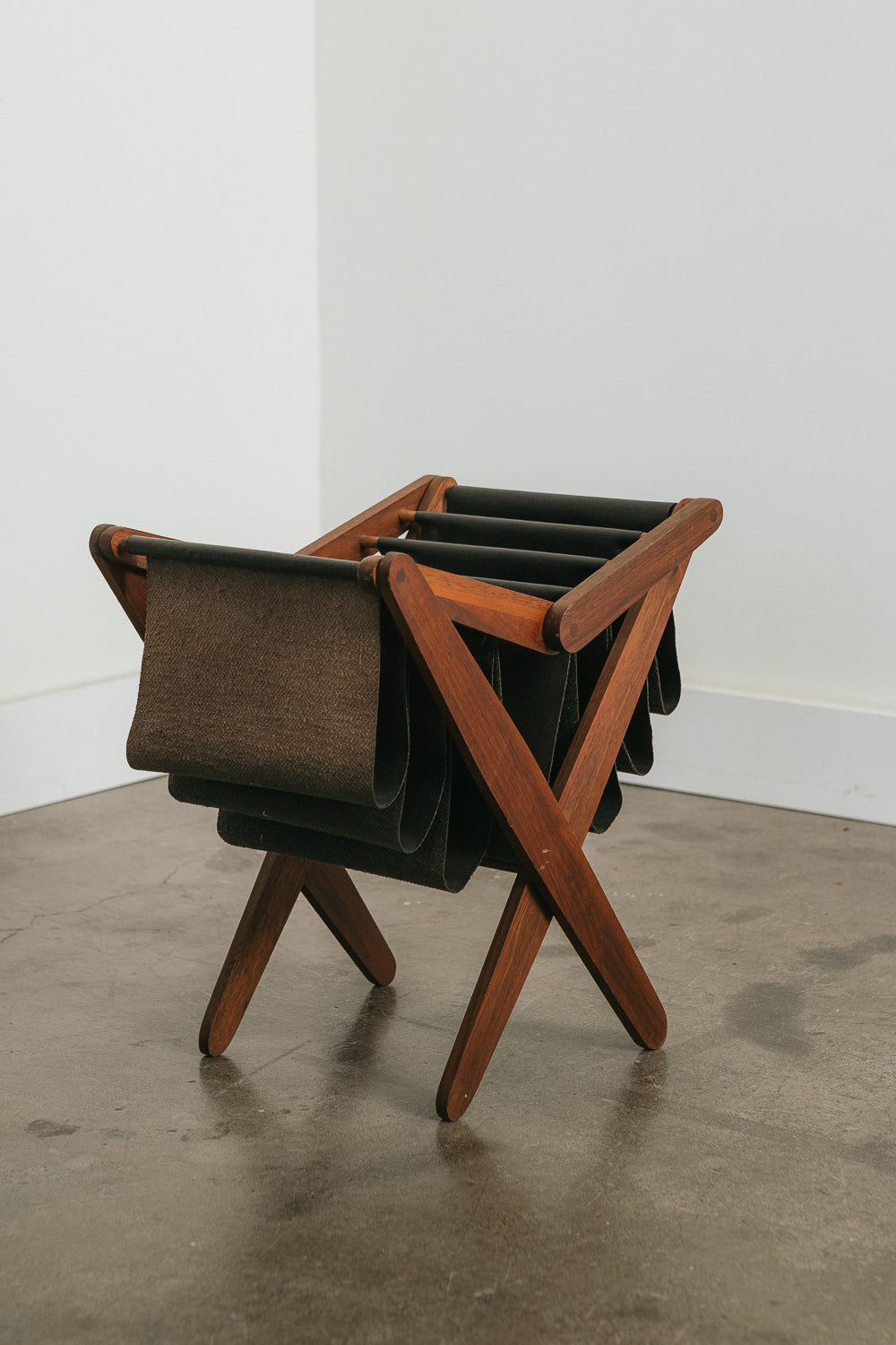 Expandable Magazine Stand
