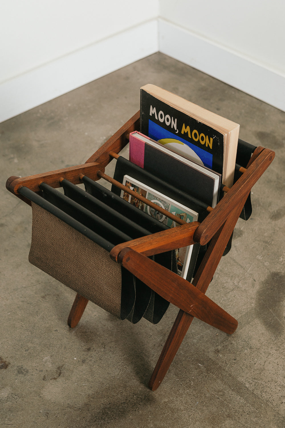 Expandable Magazine Stand